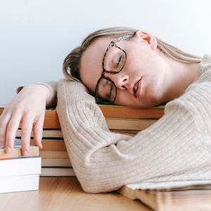 Lee más sobre el artículo ¿Cómo dormir en clase sin que te pillen?